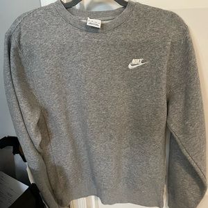 Nike women’s heather gray crewneck sweatshirt like new.